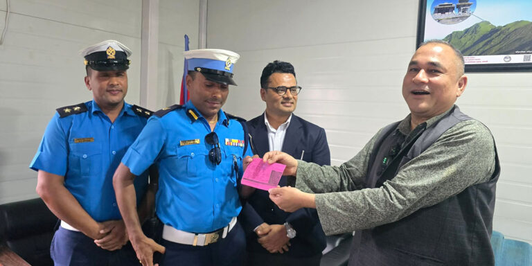 सुदूरपश्चिमका मुख्यमन्त्रीको निवासमै पुगेर ट्राफिकले काट्यो चीट