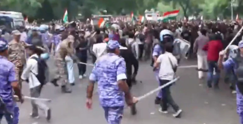 भारतको नयाँ दिल्लीमा ककरोच पार्टीका कार्यकर्ता र सुरक्षाकर्मीबिच झडप