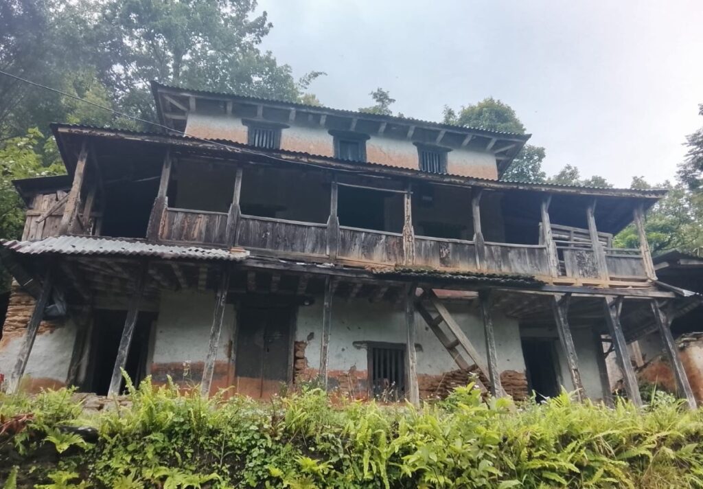 लमजुङमा रित्तिँदै गाउँ, सम्झनामा सीमित बन्दै बस्ती