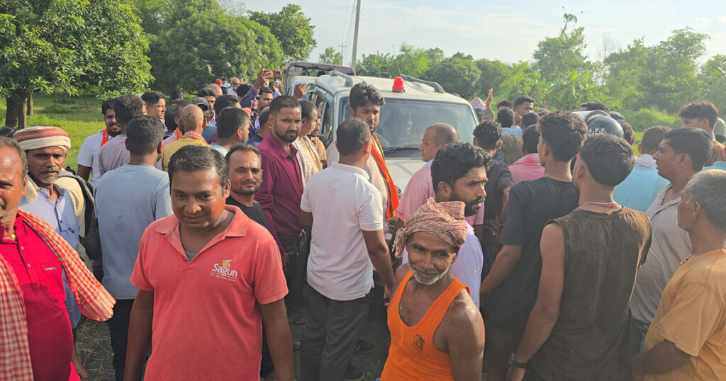 गृहमन्त्री आउने भएपछि सिरहामा तनाव, मृतकको घर अगाडी सुरक्षाकर्मी र स्थानीयबिच टकराब