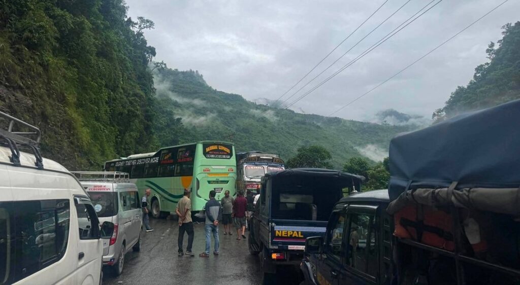 चितवनको जलबिरेमा २ बस र १ ट्रक आपसमा ठोकिँदा ३० जना घाइते