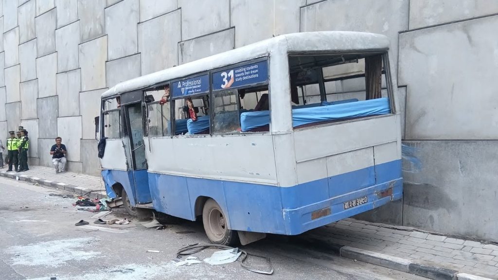 ललितपुरको ग्वार्कोमा बस दुर्घटना हुँदा एक जनाको मृत्यु,६ जना घाइते