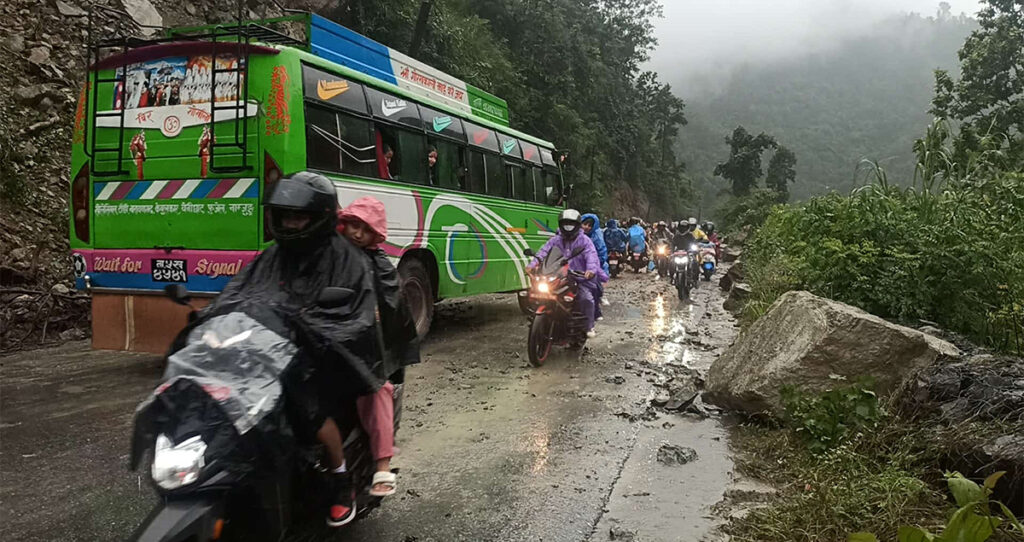देशका विभिन्न स्थानमा सडक अवरुद्ध, यातायात प्रभावित
