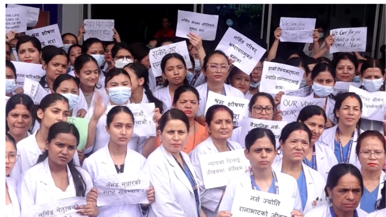 न्यूनतम पारिश्रमिक र मर्यादित कामको ग्यारेन्टी माग्दै राजधानीमा नर्सहरूको प्रदर्शन