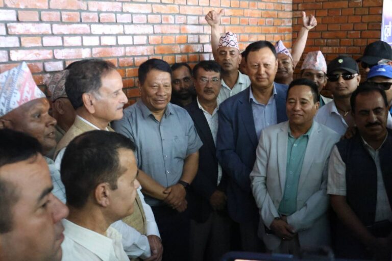 देउवालाई स्वागत गर्न शीर्ष नेताहरू विमानस्थल पुगे