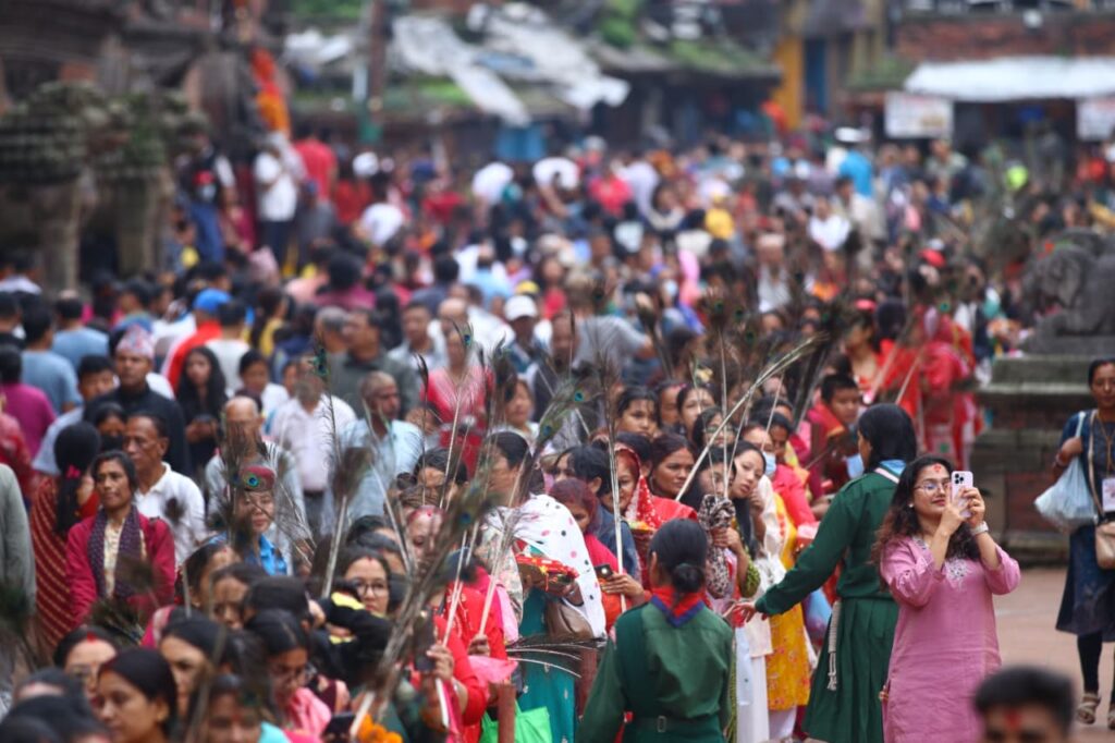 श्रीकृष्ण जन्माष्टमीमा पाटनको कृष्ण मन्दिरमा भक्तजनको घुइँचो