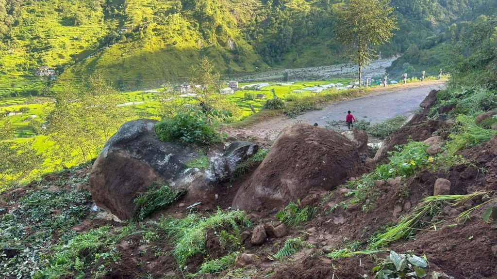अविरल वर्षासँगै विभिन्न स्थानमा पहिरो खस्दा साँफे–मार्तडी सडकखण्ड अवरुद्ध