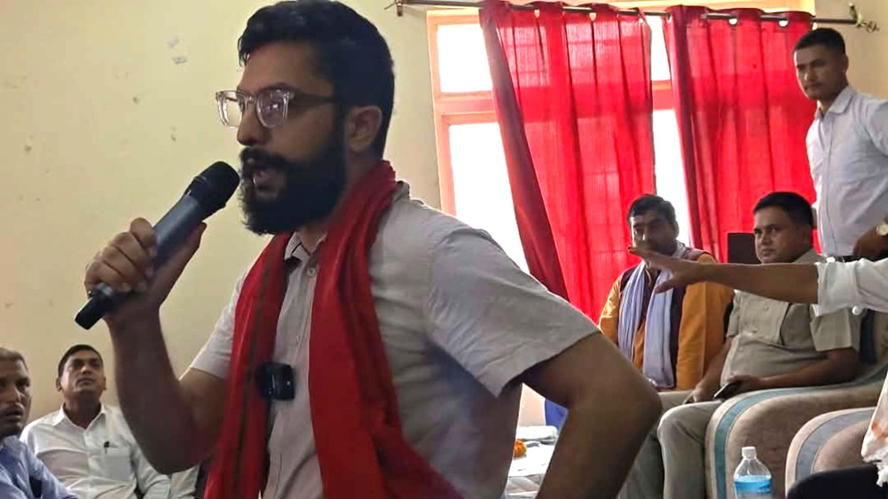 सिरहामा बिवाद भएपछि शिक्षामन्त्री कार्यक्रमवाट बोल्दाबोल्दै टाँप कसे