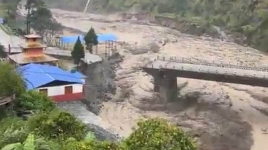 कालीगण्डकीले पोखरेबगरको पुल बगाएसँगै मुस्ताङसँगको यातायात सम्पर्क विच्छेद