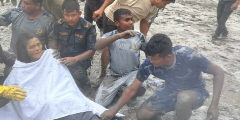 बाढीले पुरिएको ११ औँ दिनमा एक महिलाको जीवितै उद्धार,थप उवपचारका लागि काठमाडौँ ल्याईदै