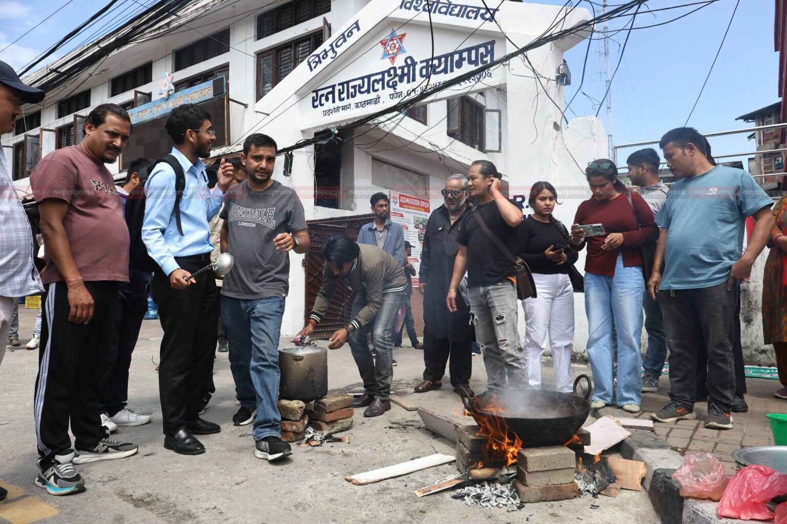विद्यार्थीहरूले दाउरामै भात, गुन्द्रुक र आलु पकाएर गरे सरकारको विरोध