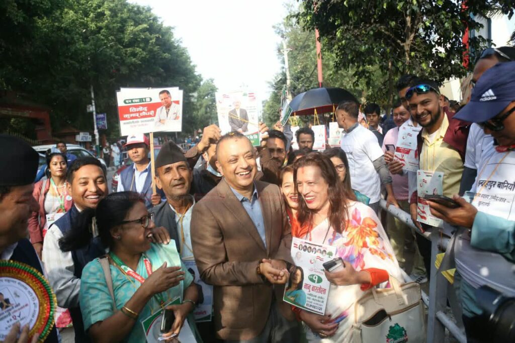 मतदानस्थल पुगे सभापती पदका उम्मेदवार गगन थापा