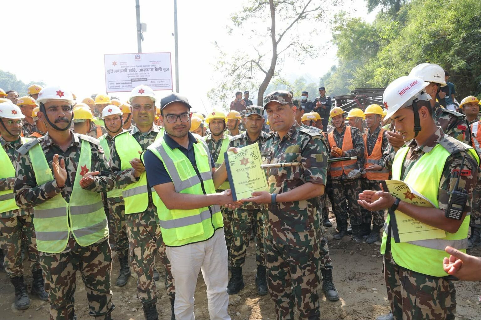 नेपाली सेनाद्वारा आरुघाटको बेलीब्रिज निर्माण सम्पन्न, गोरखा सडक आयोजनालाई हस्तान्तरण