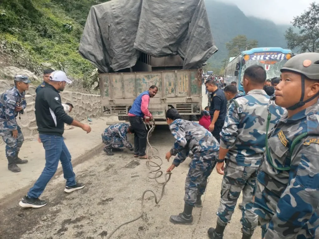 कुरिनटारमा ट्रक, बस र माइक्रो एक आपसमा ठोक्किदाँ ११ घाइते