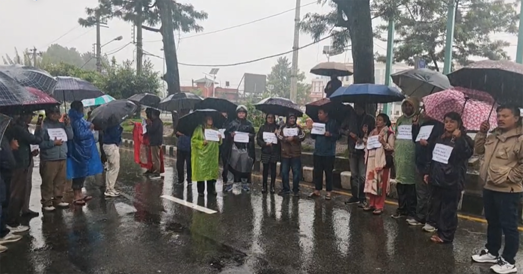 झरीमा माईतीघरमा रुझ्दै पत्रकार पक्राउ र सञ्चारगृहमाथि धरपकडविरुद्ध माइतीघरमा प्रदर्शन