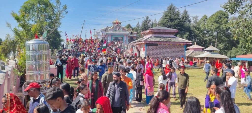 महाअष्टमी पर्वका अवसरमा उग्रतारा भगवती मन्दिरमा दर्शनार्थीको घुइँचो