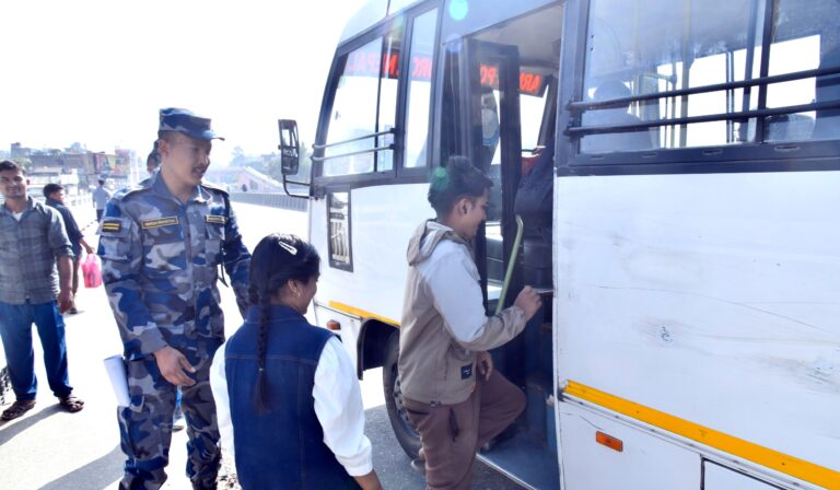 सशस्त्र प्रहरीद्वारा उपत्यकामा निःशुल्क बस सेवा सञ्चालन