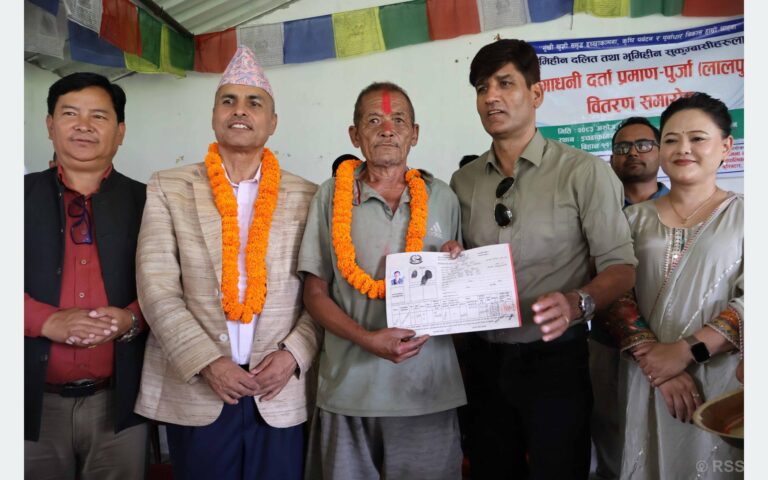 दसैँको उपहार–भूमिहीनलाई जग्गाधनी प्रमाणपुर्जा